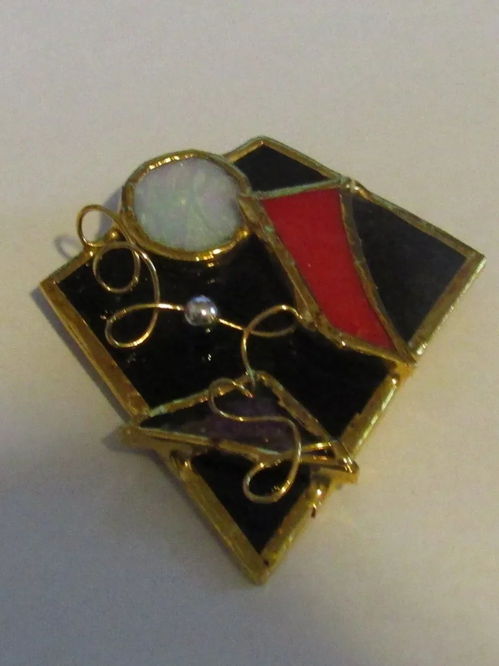 Signed ARTISAN CONNIE BENNETT Large Stained Glass KITE PIN BROOCH Gold Tone Wire